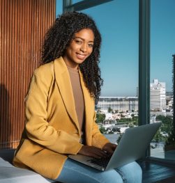 free-photo-of-professional-business-woman-working-at-laptop free-photo-of-professional-business-woman-working-at-laptop
