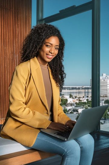 free-photo-of-professional-business-woman-working-at-laptop